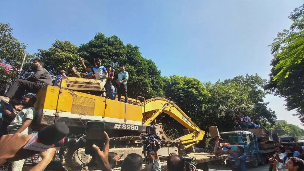 ধানমন্ডি ৩২ নম্বরে উত্তেজনা, বুলডোজার নিয়ে রাস্তায় ছাত্র-জনতা