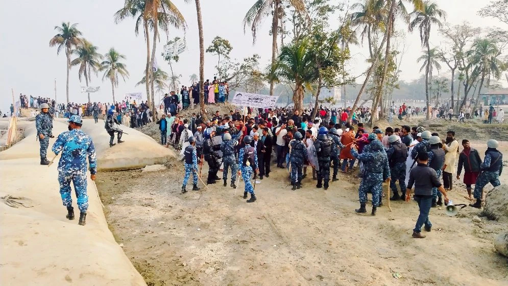 হাতিয়ায় ফেরি উদ্বোধন ঘিরে বিএনপি–এনসিপি সংঘর্ষ, আহত ১০