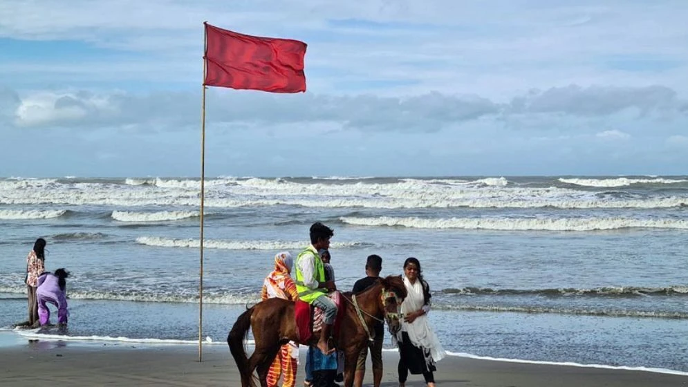সারাদেশে বৃষ্টির প্রবণতা, সমুদ্র বন্দরে সতর্ক সংকেত জারি