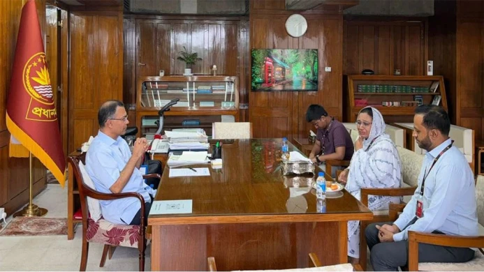 জুলাই অভ্যুত্থানে শহীদের মায়ের সঙ্গে প্রধানমন্ত্রীর সাক্ষাৎ
