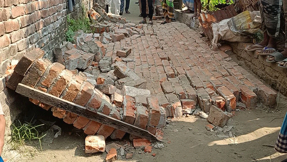 দেয়াল ধসে রূপগঞ্জে নবজাতকের মৃত্যু, মা ও প্রতিবেশী আহত