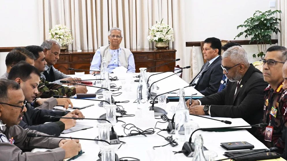 নির্বাচনের আগে আইনশৃঙ্খলা স্বাভাবিক রাখতে কঠোর নির্দেশ: প্রধান উপদেষ্টা
