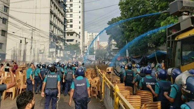 কাকরাইলে জাতীয় পার্টির সমাবেশে সংঘর্ষ, সাউন্ড গ্রেনেড বিস্ফোরণ