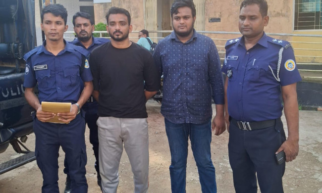 চাঁদাবাজির অভিযোগে জুলাই রেভল্যুশনারি অ্যালায়েন্সের দুই নেতা গ্রেপ্তার