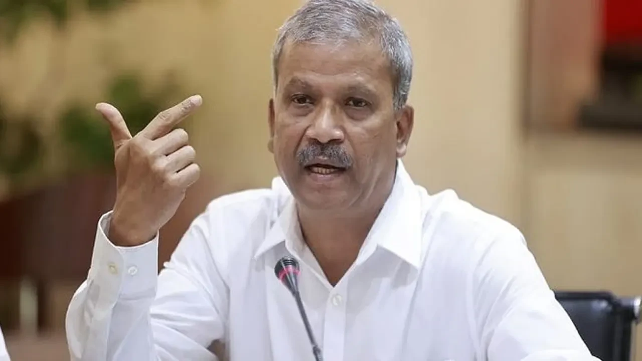 হাদি হত্যা মামলার বিচার বিলম্বে প্রশ্ন তুললেন আসিফ নজরুল