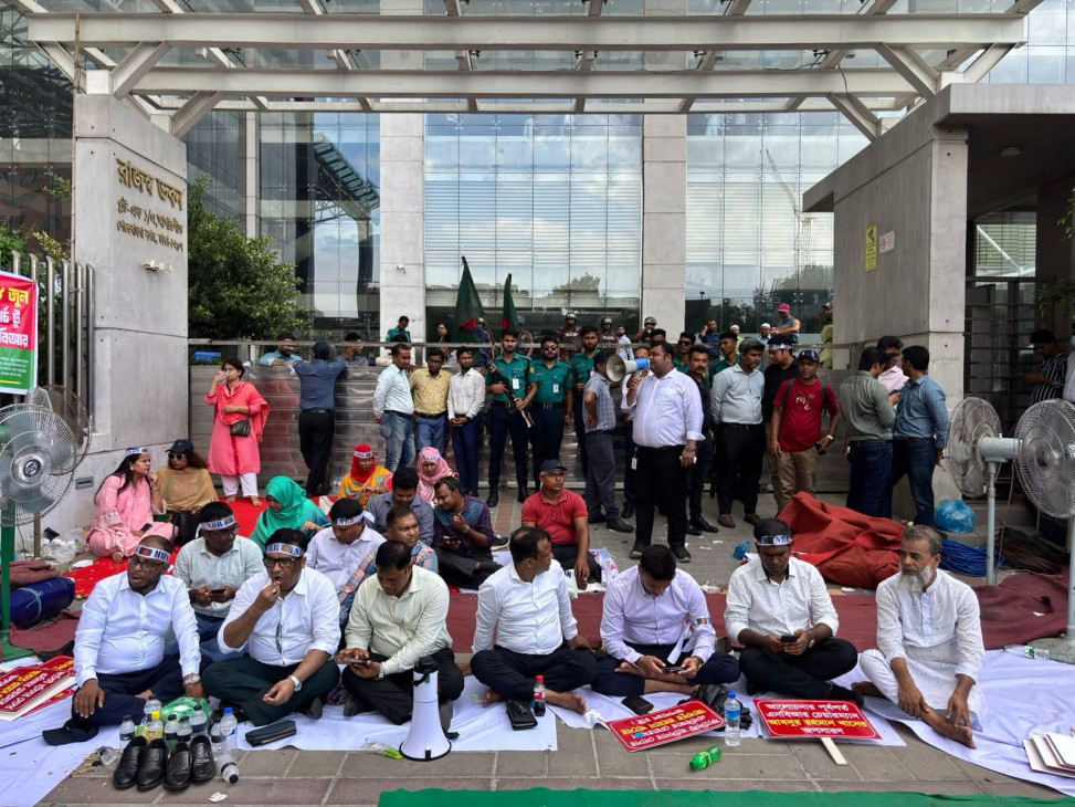 এনবিআরের শাটডাউনে বাধাগ্রস্ত রাজস্ব আদায়, সংস্কার দাবিতে কর্মীরা অবরুদ্ধ