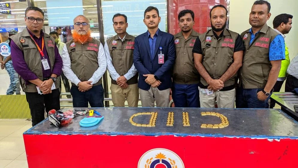 শাহজালালে দুই বিমানকর্মীর জুতায় মিলল ১৬ কোটি টাকার স্বর্ণ