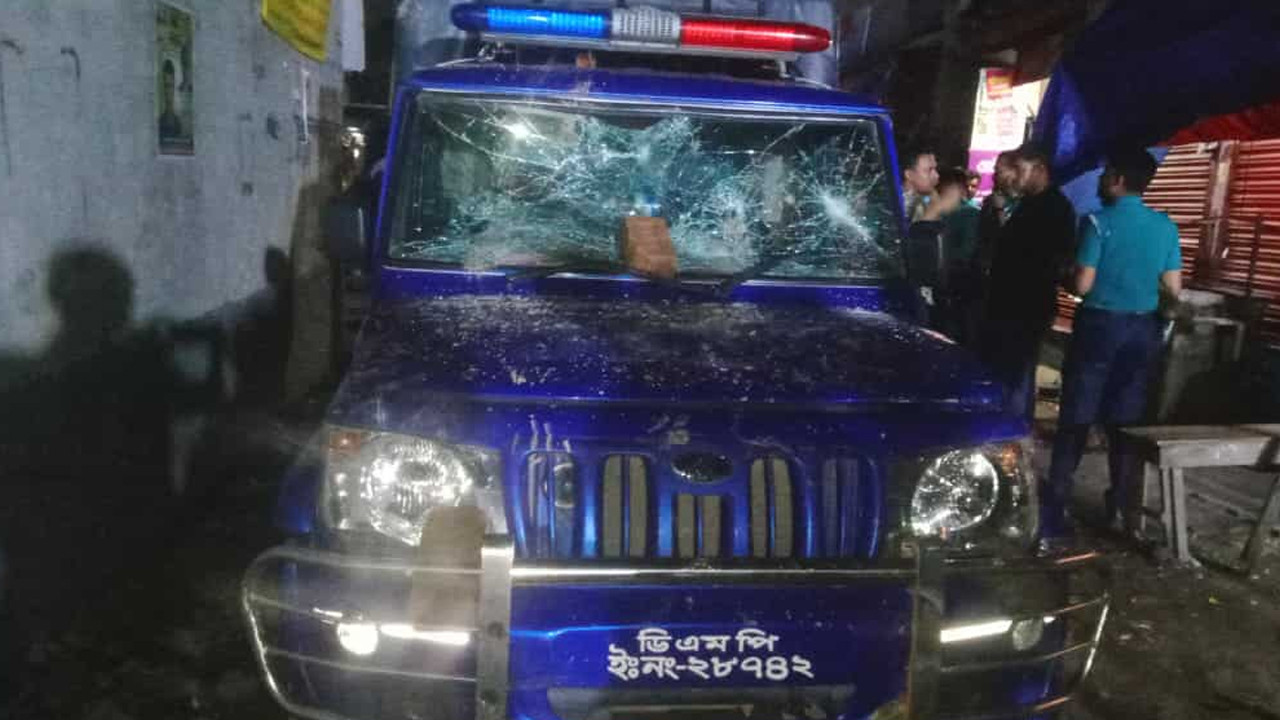 রাজধানীর আদাবরে পুলিশের উপর কিশোর গ্যাং এর হামলা,আহত পুলিশ সদস্য
