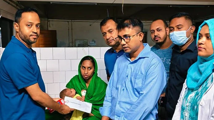 মহাখালী হাসপাতালে হামে আক্রান্ত শিশুর পাশে জুবাইদা রহমান