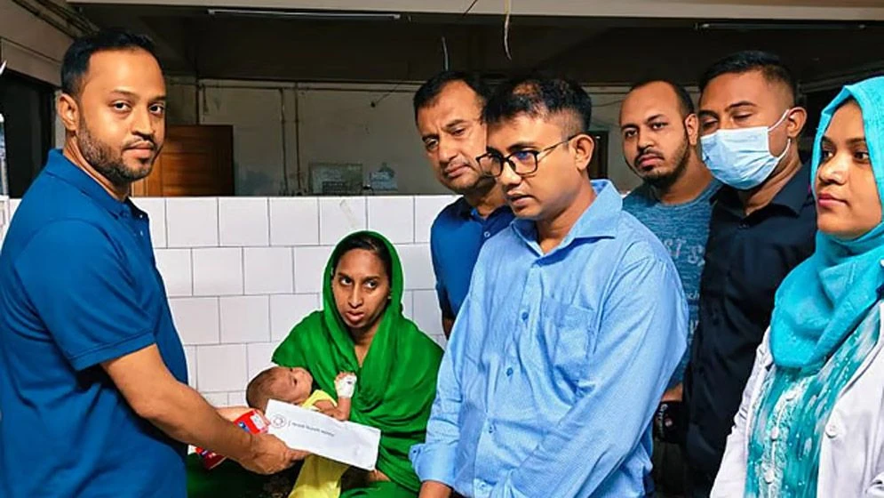 মহাখালী হাসপাতালে হামে আক্রান্ত শিশুর পাশে জুবাইদা রহমান