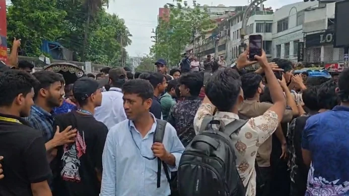 শিক্ষামন্ত্রীর পদত্যাগ দাবিতে রাজধানীতে সড়ক অবরোধ শিক্ষার্থীদের