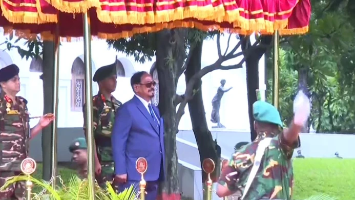 দায়িত্ব নেওয়ার পর প্রথমবার বঙ্গভবনে অস্থায়ী রাষ্ট্রপতি হাফিজ উদ্দিন