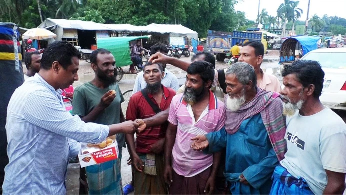 গাজী নজরুলকে জামায়াত থেকে বহিষ্কারের পর সাতক্ষীরায় মিষ্টি বিতরণ