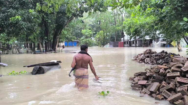 তেঁতুলিয়ায় নদীর পানি বিপদসীমার ওপরে, নিম্নচাপ ও জোয়ারে বাউফলের ৩০ গ্রাম প্লাবিত