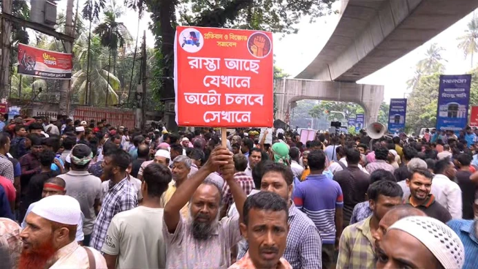 রাজধানীতে অটোরিকশাচালকদের সড়ক অবরোধ