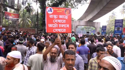 রাজধানীতে অটোরিকশাচালকদের সড়ক অবরোধ