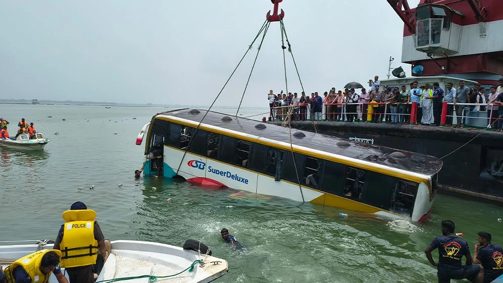 দৌলতদিয়ায় যাত্রীবাহী বাস ডুবির ঘটনায় গ্রেফতার ৩