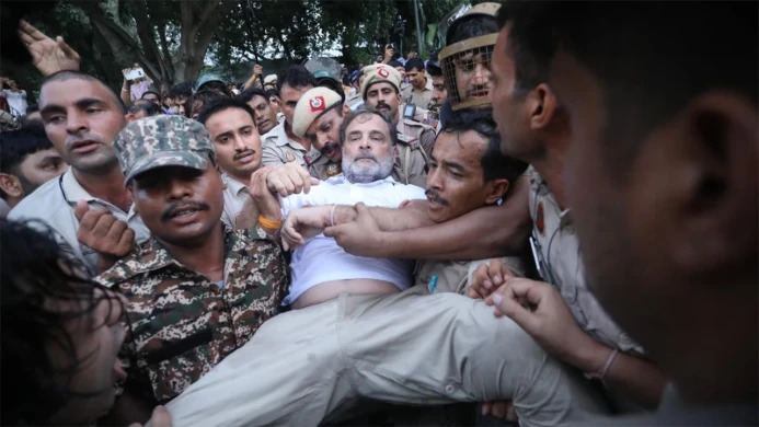 বিক্ষোভে উত্তাল দিল্লি, রাহুল-প্রিয়াঙ্কাসহ কয়েক নেতা আটক