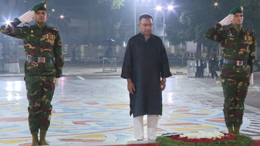 একুশের প্রথম প্রহরে ভাষা শহীদদের স্মরণে প্রধানমন্ত্রীর পুষ্পস্তবক অর্পণ