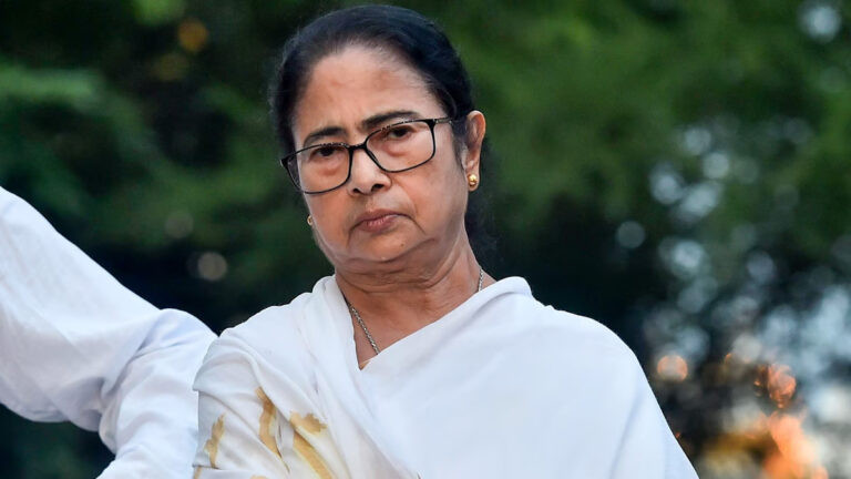 বাংলা ভাষাকে ‘বাংলাদেশি’ বলায় কেন্দ্রের বিরুদ্ধে ক্ষোভ ঝাড়লেন দিলেন মমতা