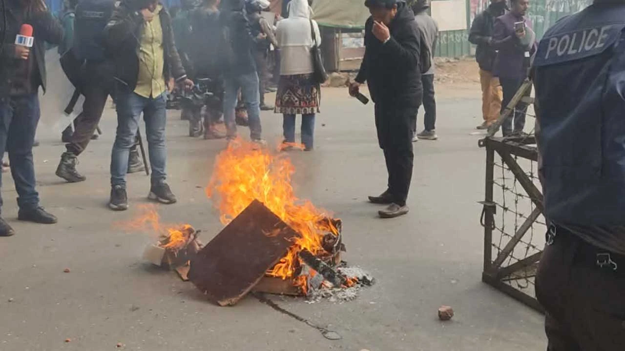 কারওয়ান বাজারে মোবাইল ব্যবসায়ীদের পুলিশের সঙ্গে সংঘর্ষ