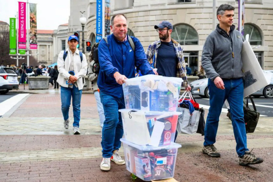 US job growth stable as government cuts start