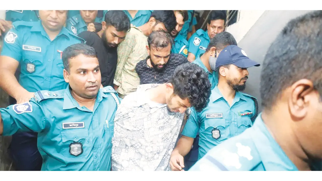 গুলশানে চাঁদাবাজি:পুলিশ সদস্যদের চাকরিচ্যুত ও থানা জ্বালানোর হুমকি গ্রেফতারকৃত সমন্বয়কদের