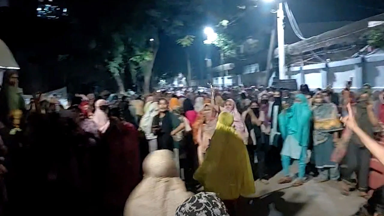 রাজনীতি নিষিদ্ধের দাবিতে গভীর রাতে উত্তাল ইডেন কলেজ