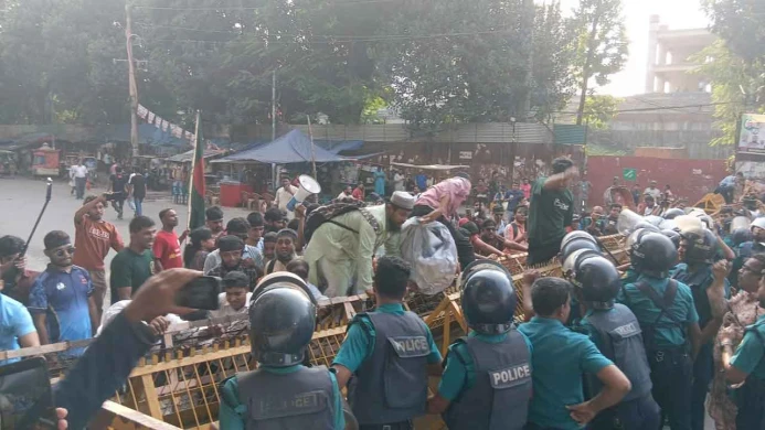 শাহবাগে বাধা পেলেন প্রতিবন্ধী গ্র্যাজুয়েটরা, যমুনার পথে থামিয়ে দিল পুলিশ