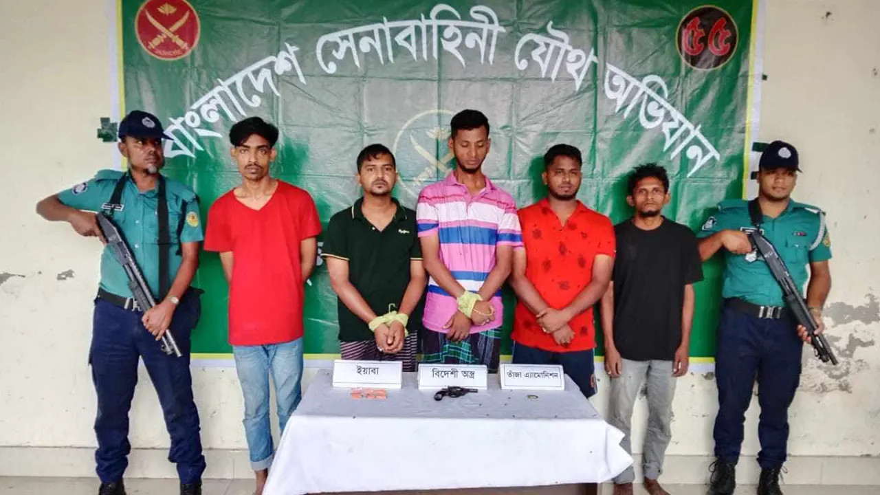 অস্ত্র ও মাদকসহ গ্রেফতার হওয়া ২ জন ছাত্রদল নেতাকে বহিষ্কার করা হলো
