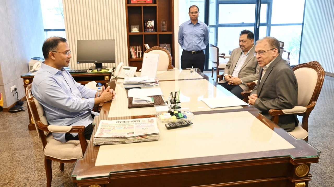 প্রধানমন্ত্রীর সঙ্গে টিআইবির নির্বাহী পরিচালকের সৌজন্যে বৈঠক