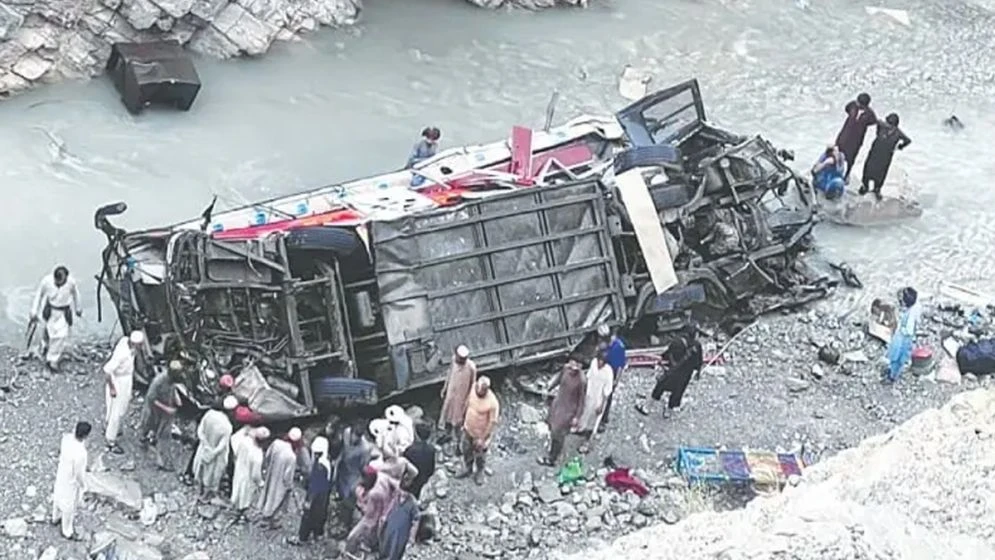 পাকিস্তানে মর্মান্তিক বাস দুর্ঘটনায় ৪০ জনের মৃত্যু