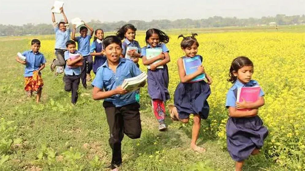 প্রাথমিক শিক্ষার্থীরা পাচ্ছে বিনামূল্যে স্কুলড্রেস-ব্যাগ-জুতা