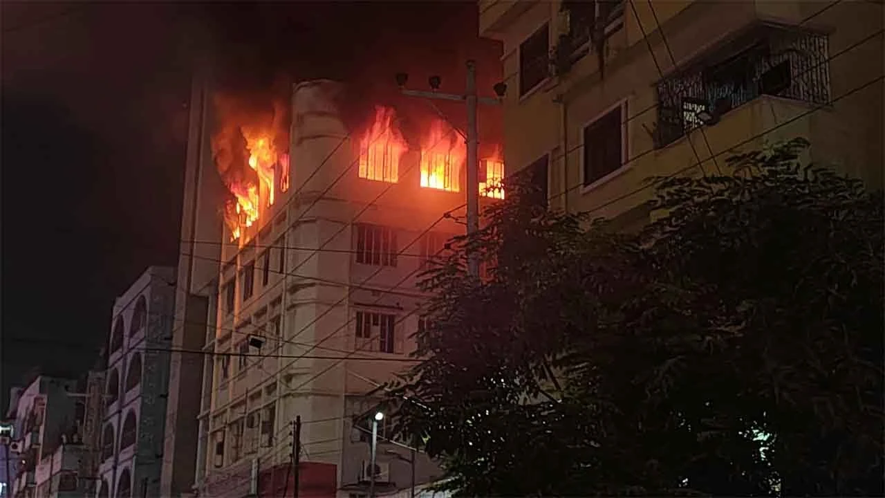 মিরপুর কালশীতে বহুতল ভবনে আগুন, নিয়ন্ত্রণে ফায়ার সার্ভিসের ৪ ইউনিট