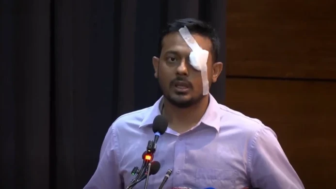 কেন চোখে ব্যান্ডেজ পরে বক্তব্য দিলেন নাসীরুদ্দীন পাটওয়ারী?