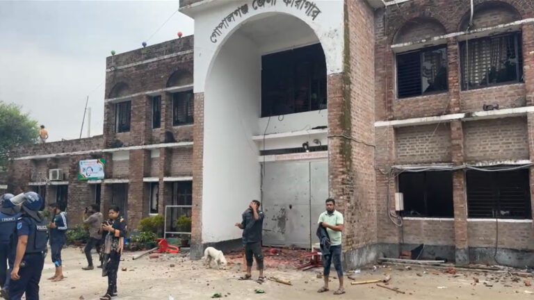 গোপালগঞ্জ জেলা কারাগারে হামলা-ভাঙচুর, উত্তপ্ত পরিস্থিতিতে সেনা-পুলিশ মোতায়েন