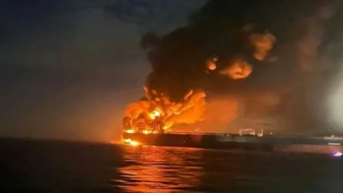 হরমুজ প্রণালিতে মাইনে ধাক্কা, তেলবাহী ট্যাংকারে বিস্ফোরণ