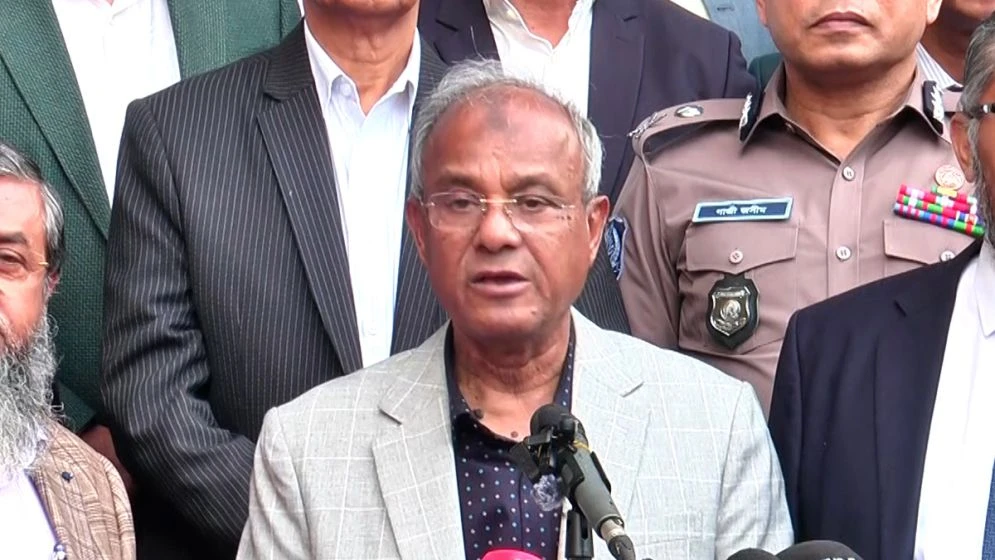 মামলা ছাড়াও ‘আওয়ামী সন্ত্রাসীদের’ ধরতে নির্দেশ স্বরাষ্ট্র উপদেষ্টার