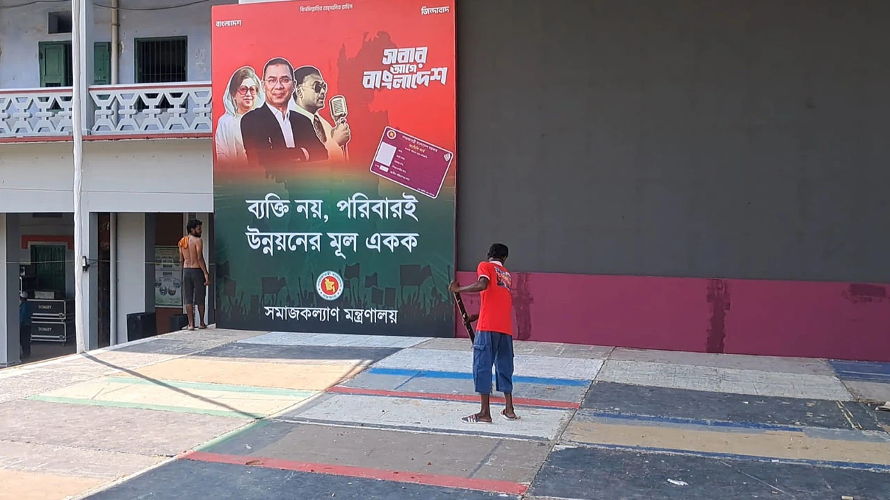 চাঁদপুরে প্রস্তুত প্রধানমন্ত্রীর জনসভা মঞ্চ, নেতাকর্মীদের ঢল