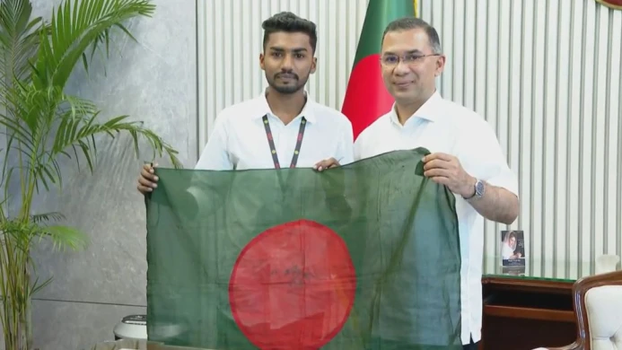 প্রধানমন্ত্রীর হাতে জুলাই আন্দোলনের রক্তমাখা পতাকা