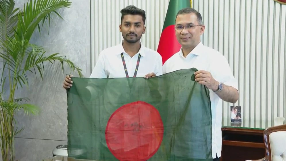 প্রধানমন্ত্রীর হাতে জুলাই আন্দোলনের রক্তমাখা পতাকা