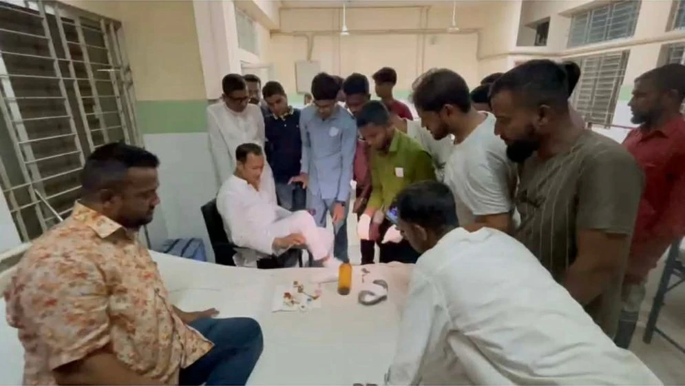 টর্চলাইট জ্বালিয়ে সংঘর্ষ, এমপিসহ আহত অর্ধশতাধিক