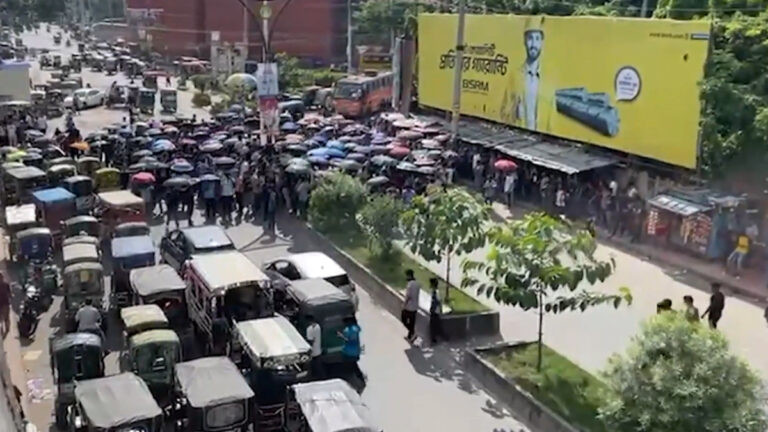 শাহবাগে শিক্ষার্থীদের ওপর পুলিশের হামলার প্রতিবাদে ঢাকা-রাজশাহী মহাসড়ক অবরোধ