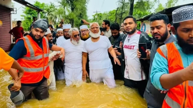 চট্টগ্রামে বন্যাদুর্গত পরিবারের মাঝে ত্রাণ বিতরণ জামায়াত আমিরের