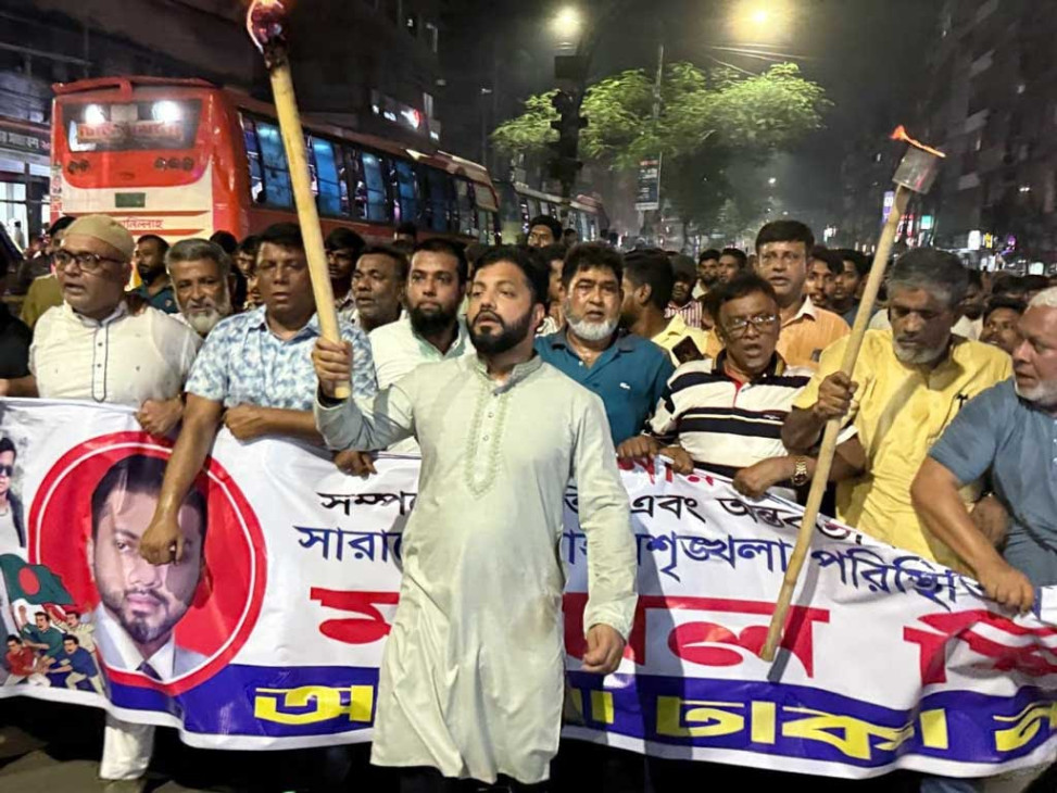 তারেক রহমানকে নিয়ে কটূক্তির প্রতিবাদে ইশরাকের নেতৃত্বে ঢাকায় মশাল মিছিল