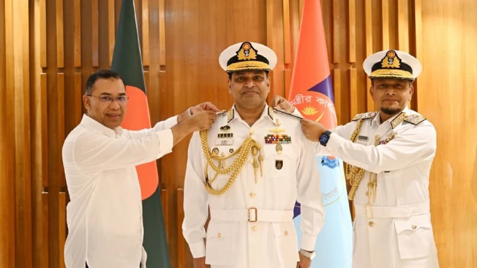 নবনিযুক্ত নৌপ্রধানকে ভাইস অ্যাডমিরালের র‍্যাঙ্ক ব্যাজ পরালেন প্রধানমন্ত্রী