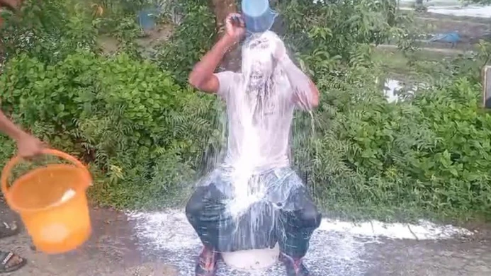 গাজী নজরুলের ঘটনায় দুধ দিয়ে গোসল করে জামায়াত ছাড়ার ঘোষণা নেতার