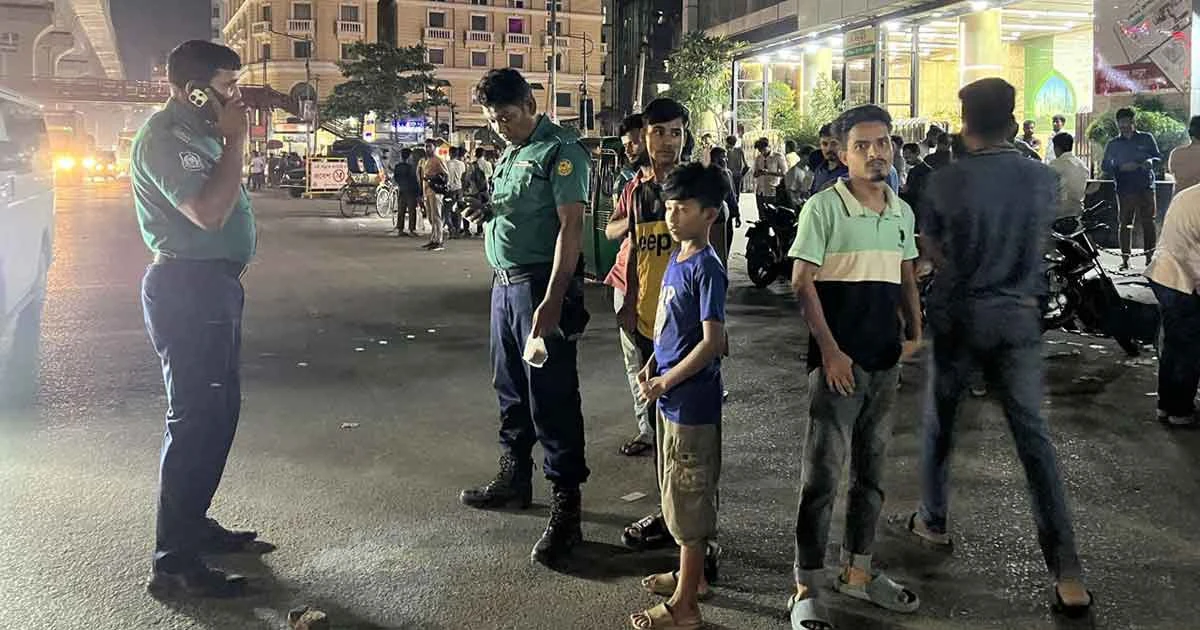 রাতের অন্ধকারে এনসিপি কার্যালয়ের সামনে ককটেল হামলা, দুইজন আটক